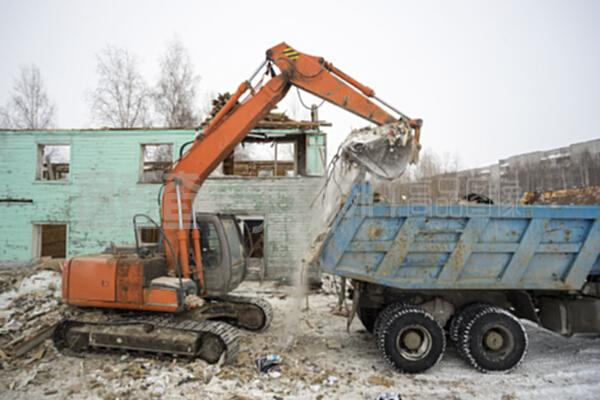 建筑物拆除作业中的垃圾专用设备 破旧房屋拆除的现代化解决方案